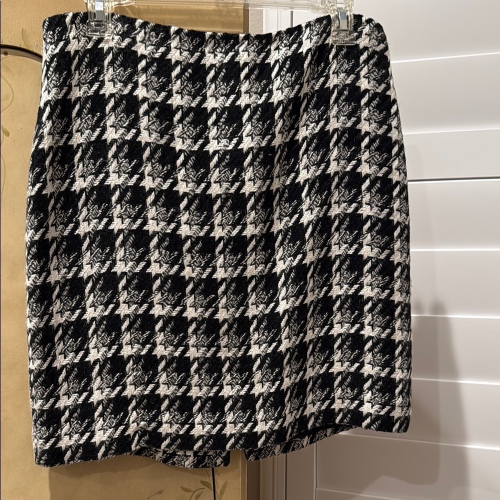White House Black Market sz 8 Stylish Black and White Houndstooth Skirt